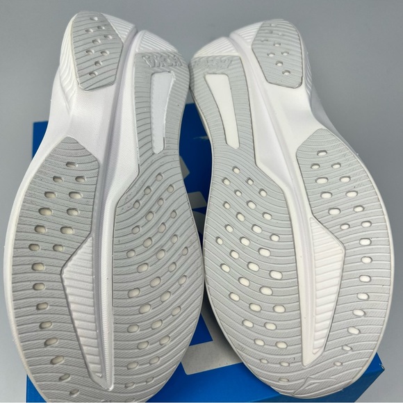 Hoka Mach 6 Running Shoe (flaw)
Size 7:5 - Picture 4 of 8